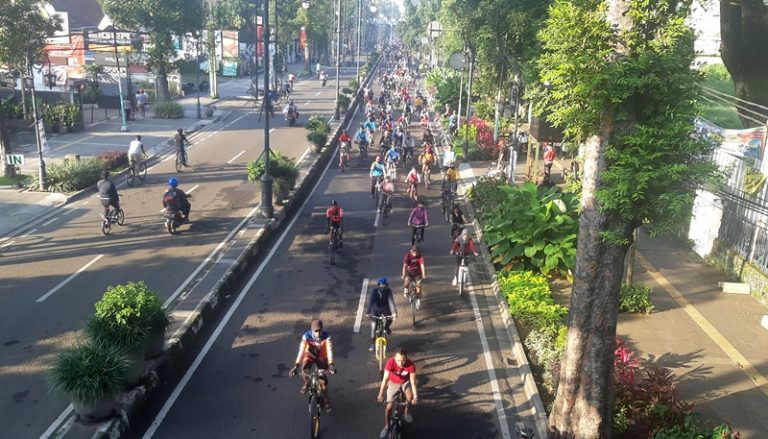 Ribuan Pesepeda Padati Jalanan Kota Bandung Di Tengah Pandemi Corona