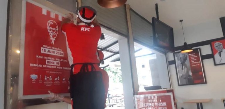 FOTO: Restoran Cepat Saji di Kota Bandung Mulai Sediakan Makan Ditempat