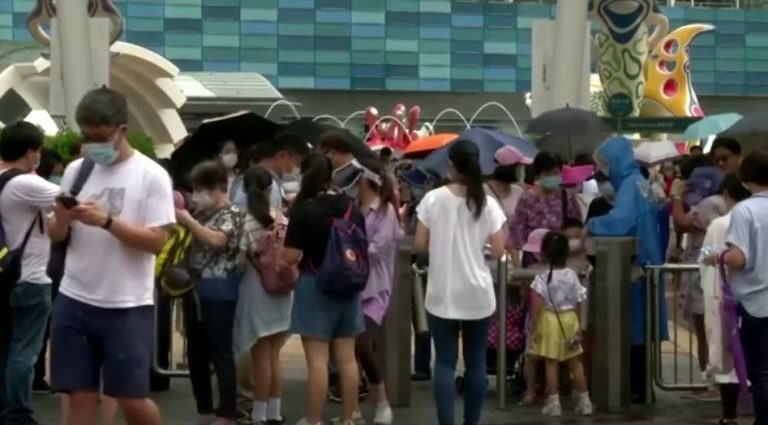 Ocean Park Kembali Dibuka, Ribuan Pengunjung Berjejal