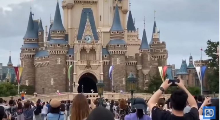 Disneyland Kembali Buka, Pengunjung Bersukaria
