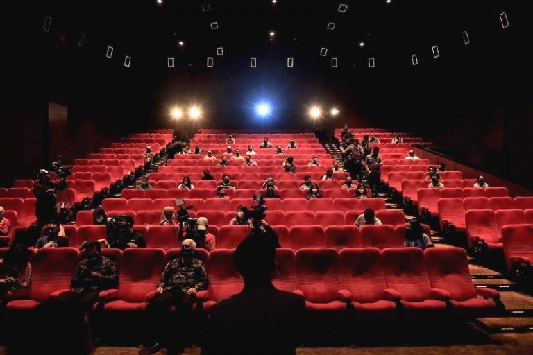 Nonton di Bioskop 30 Menit Sekali Keluar, Benarkah?