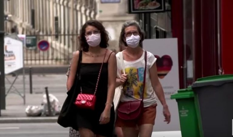 Turis Di Kota Paris Kini Wajib Pakai Masker