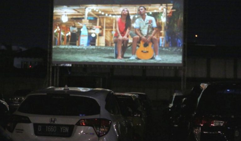 Serunya Nobar di Dalam Mobil, Wakil Wali Kota Yana Ikut Terpesona