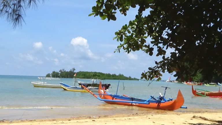 Menikmati Keindahan Pantai Burung Mandi Belitung Timur
