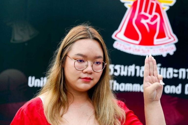 Raja Thailand “Digulingkan” Mahasiswi 21 Tahun, Siapa Dia?