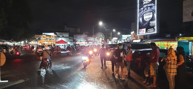 Jalan Dipatiukur Kota Bandung Malam Ini, Seperti “Night Market”