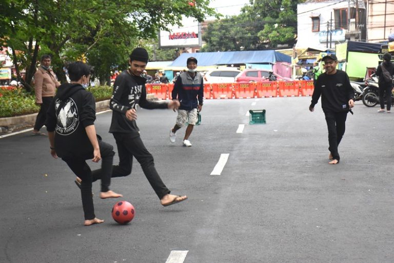 Jalan Dipatiukur Kota Bandung Ditutup, Pedagang Kali Lima Pilih Main Bola