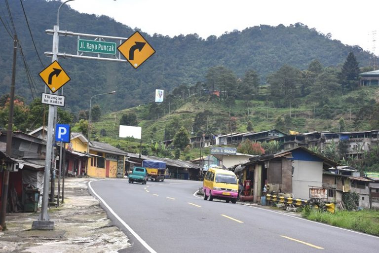 Jalur Puncak-Cipanas Normal Kembali Setelah 10 Jam Ditutup