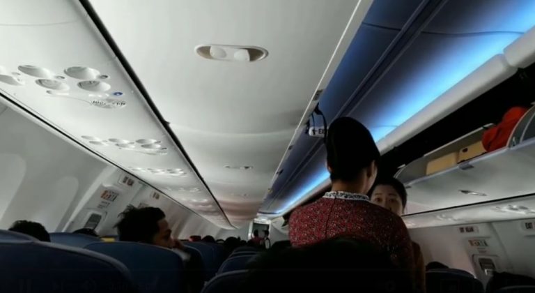 Viral, Kisah Pramugari dan Makna Lambaian Kru Bandara