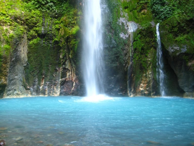 Air terjun dua warna di sibolangit medan sumatera utara. Air berwarna biru langit
