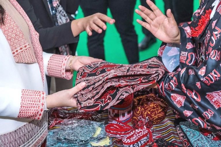 Para Menteri Ramai-Ramai Belanja Produk Lokal di Ajang #BeliKreatifDanauToba