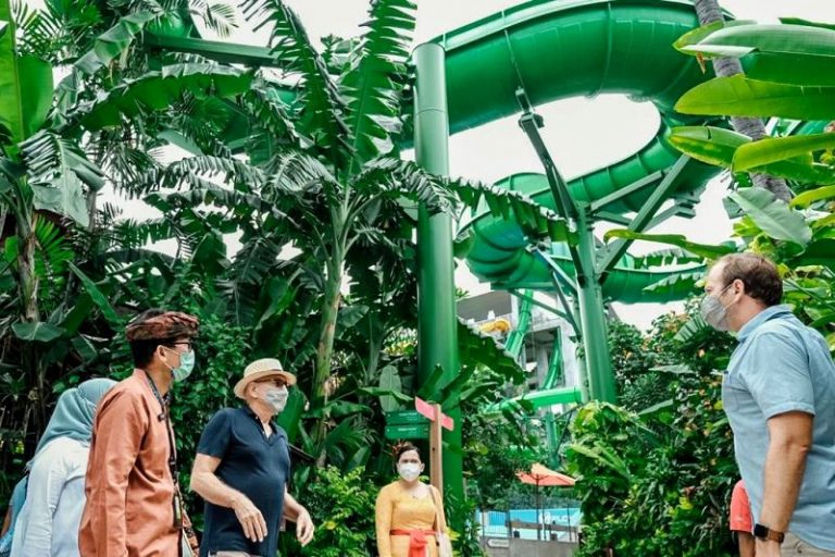 Kemenparekraf Akan Terapkan Wisata Berbasis Vaksin di Indonesia