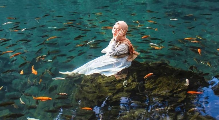 Menikmati Keunikan Air Situ Cipaten Yang Bisa Berubah-ubah Warna