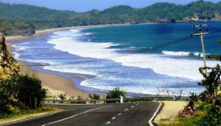 10 Rekomendasi Pantai Cantik di Pacitan. Sejauh Mata Memandang Bikin Seger!