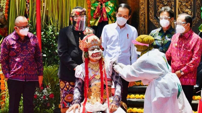 Presiden Jokowi Sampaikan Pesan Ini Saat Tinjau Vaksinasi Massal di Bali
