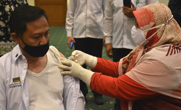 Pertama di Subang, 325 Karyawan Hotel dan Restoran Mengikuti Vaksin Covid-19