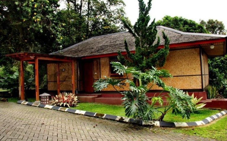 Nikmatnya Menginap di Bungalow Sari Ater yang Asri, Dilengkapi Kolam Berendam Pribadi lo!