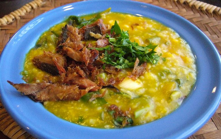 8 Makanan Khas Manado yang Bikin Kamu Ngiler. Cek Tempat Makannya di Sini!