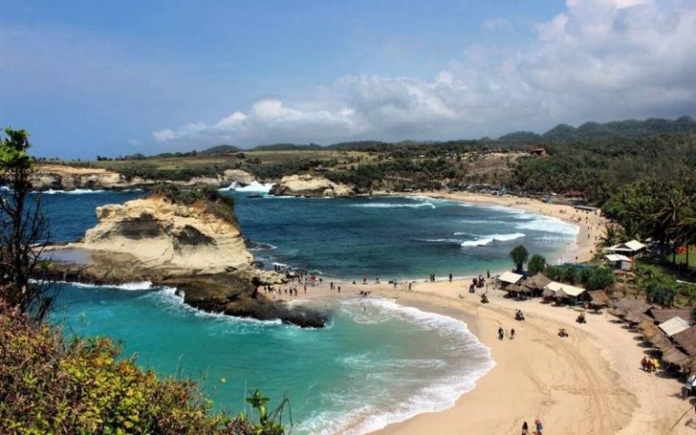 Bagai “Surga Tersembunyi”, 9 Pantai di Pacitan Ini Wajib Kamu Kunjungi saat Liburan!