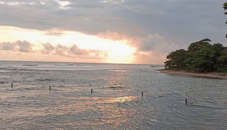 Main ke Pantai Sindangkerta di Tasikmalaya, Serasa Jadi Warga Lokal