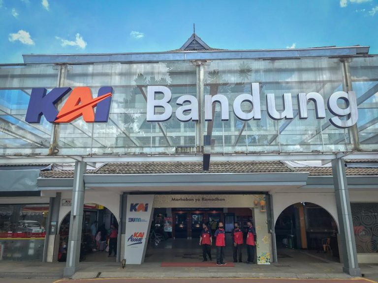 Berseragam Layaknya Petugas, Ternyata Porter di Stasiun Tak Bergaji