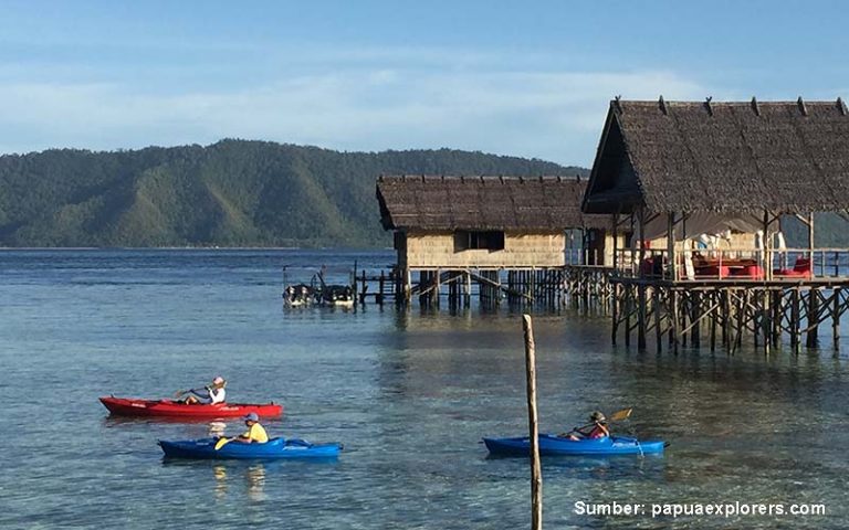 9 Rekomendasi Tempat Bermain Kayak di Indonesia. Menatang namun Pemandangannya Keren!