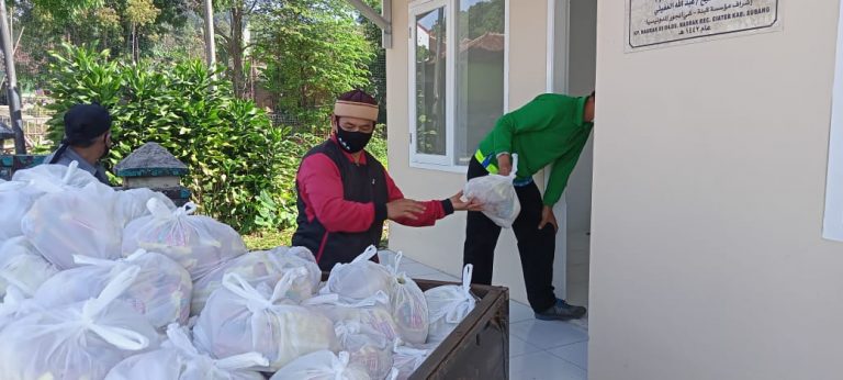 Sari Ater Distribusikan Paket Sembako di Tiga Desa Wilayah Ciater