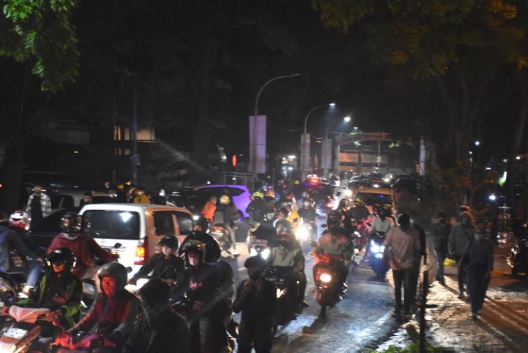 Ribuan Milenial Padati Pusat Perbelanjaan, Wali Kota Ancam Tutup Mal