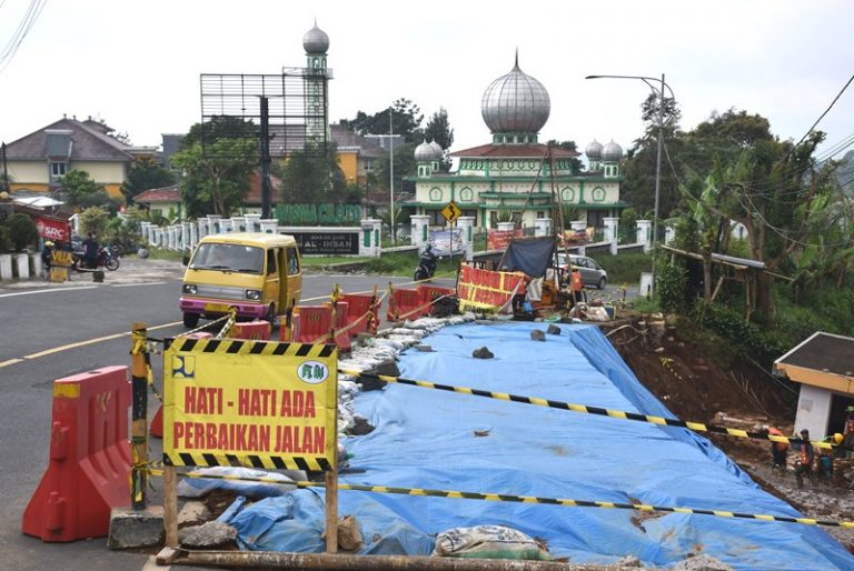 Hati-hati, Rawan Longsor di Jalur Ciloto Puncak Cipanas