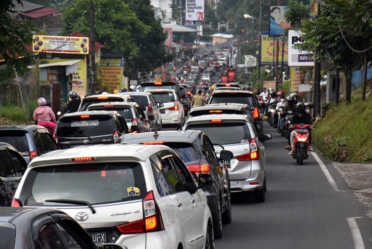 Wisatawan Membludak, Petugas Kewalahan Urai Kemacetan di Puncak