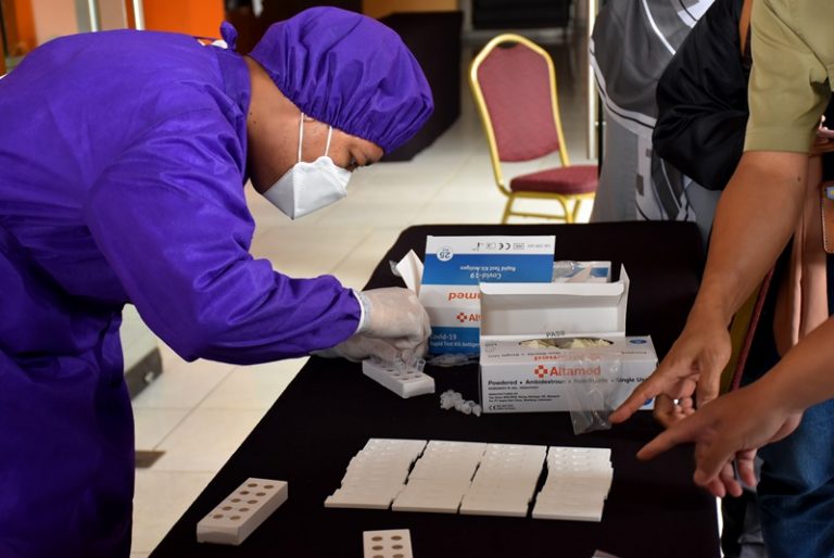 Karyawan Perhotelan Jalani Test Rapid Antigen, Gubernur Ingatkan Lonjakan Covid-19