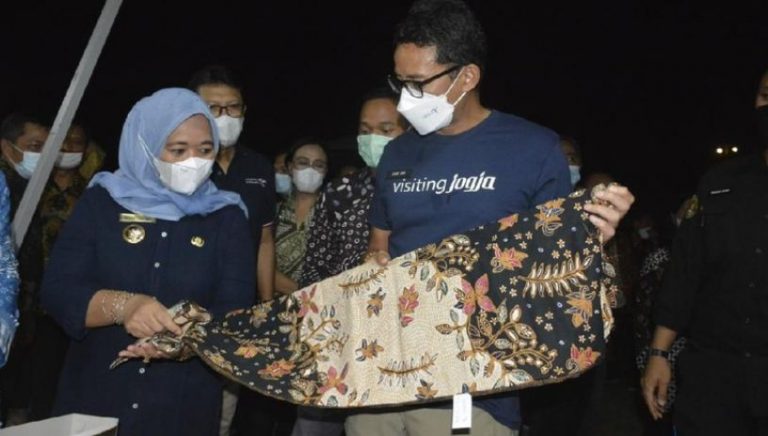 Sandiaga Ajak Sobat Ambyar Harus Main ke Tebing Breksi