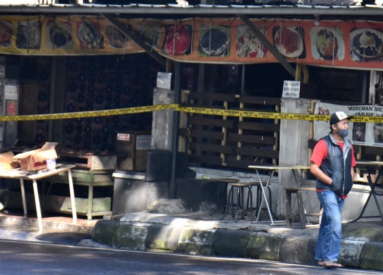 Warung Kuliner Legend di Kawasan “Surabi Enhai” Terbakar
