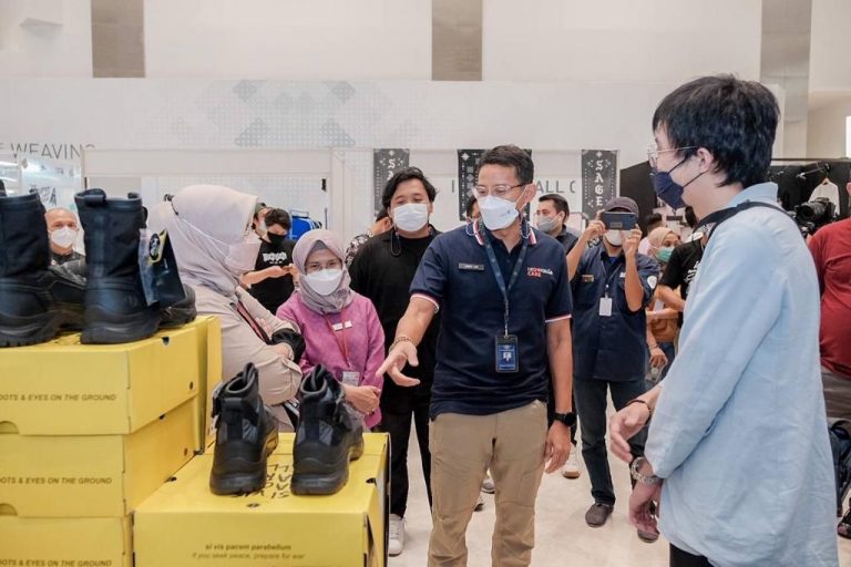 Sandiaga Apresiasi Pameran “Sneakers Brand Lokal”, Dorong Pemilihan Ekonomi