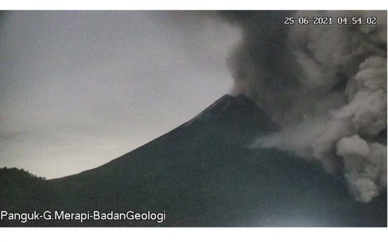 Merapi Semburkan Awan Panas, Hujan Abu Melanda Sejumlah Dusun