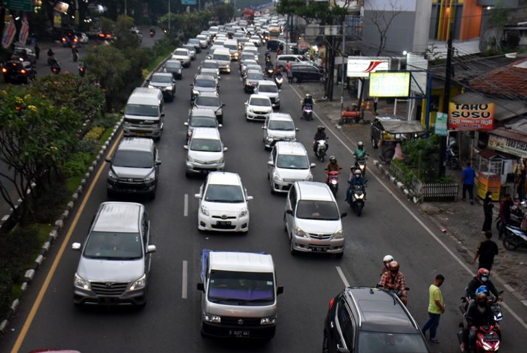 Foto: Jalan Pasteur Dipadati Kendaraan Arus Balik Libur Hari Pancasila