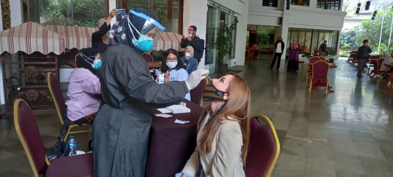 Foto: Karyawan PT SWU Ikuti Swab Antigen, Upaya Pencegahan Covid-19
