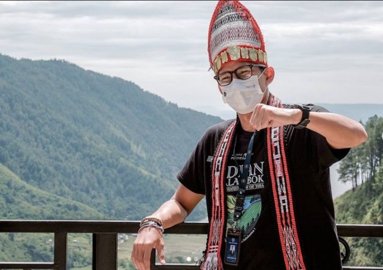 Sandiaga Uno Tinjau Bobo Cabin di Danau Toba, Begini Kondisinya