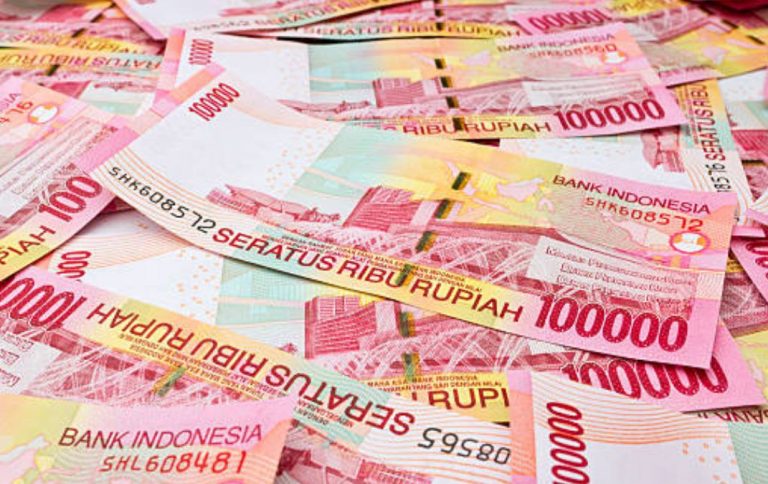 Ekonom: Penyaluran Bansos Lambat Karena Birokrasi