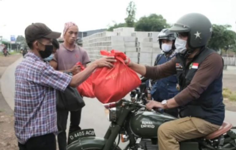 Ridwan Kamil Blusukan Antar Langsung Paket Sembako Pakai Motor