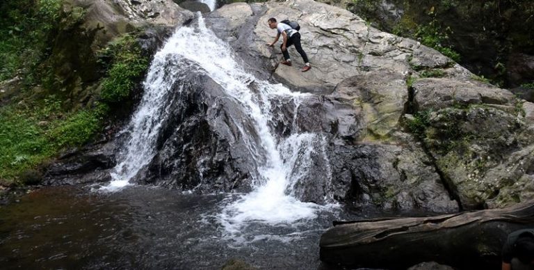 Menikmati Curug Mandala Di Tengah Perkebunan Teh Ciater