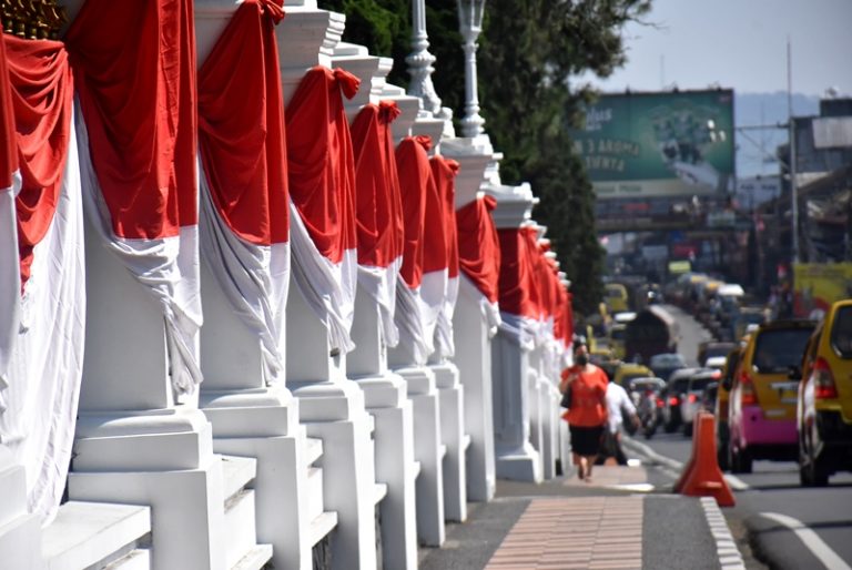 Istana Kepresidenan Cipanas Dibalut Bendera Merah Putih Raksasa