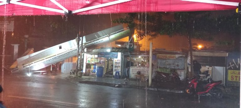 Jalan Dipatiukur Kota Bandung Diterjang Badai, Tenda Pedagang Ambruk