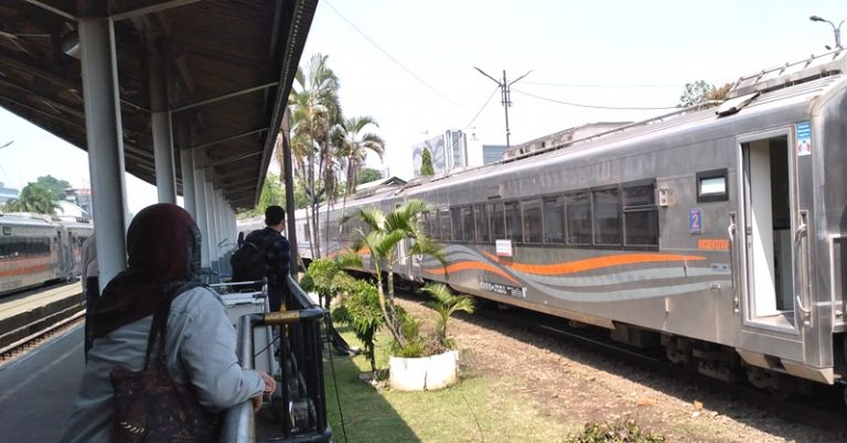Naik Kereta Api Kini Wajib Menyertakan NIK Saat Beli Tiket