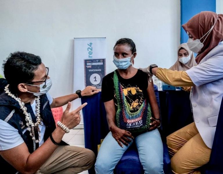 Sandiaga Uno Menyelam dan Menanam Terumbu Karang Raja Ampat
