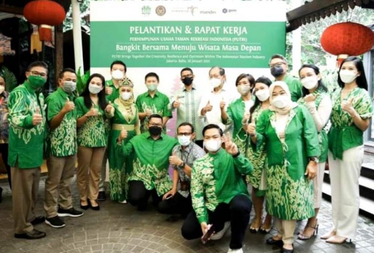 Sandiaga Ingatkan DKI Antisipasi Lonjakan Omicron di Taman Rekreasi
