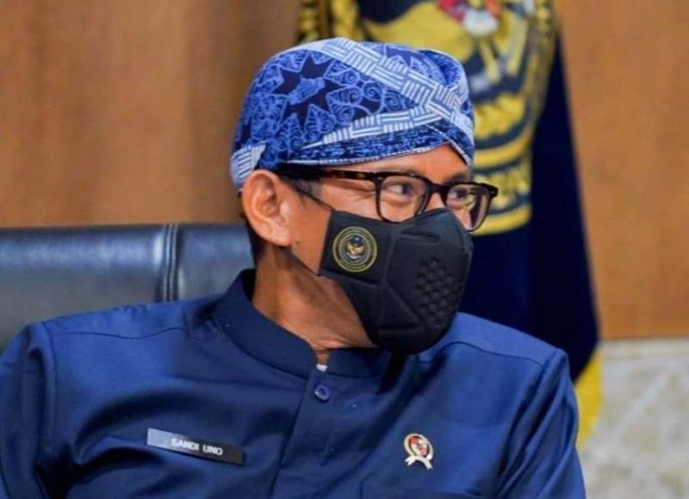 Sandiaga Berikan Hadiah ‘Giveaway’ Baju Adat Sunda, Ini Syaratnya