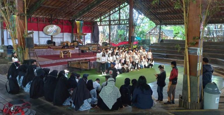 Wisatawan ke Saung Angklung Udjo Mulai Mengalir, Banyak Siswa Bertanya