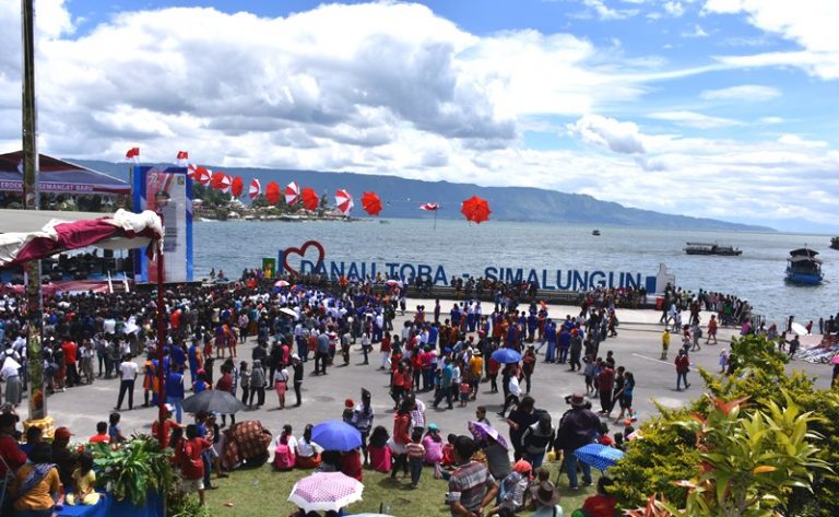 Presiden Jokowi Minta Menparekraf Lakukan Re-Branding Danau Toba