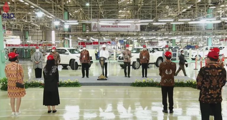 Presiden Jokowi Lepas Ekspor Perdana Mobil Dari Jawa Barat